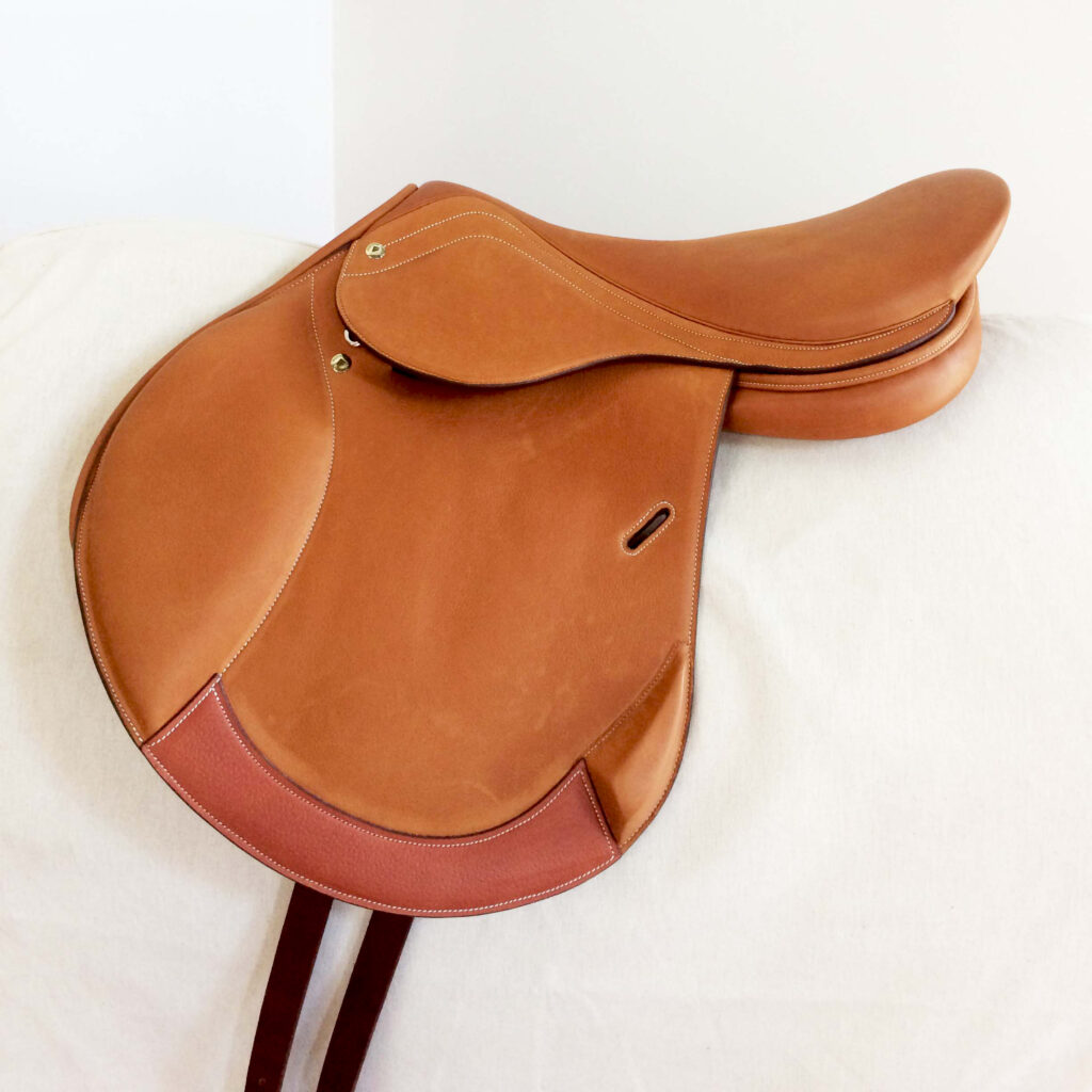 Selle d'équitation vue de côté