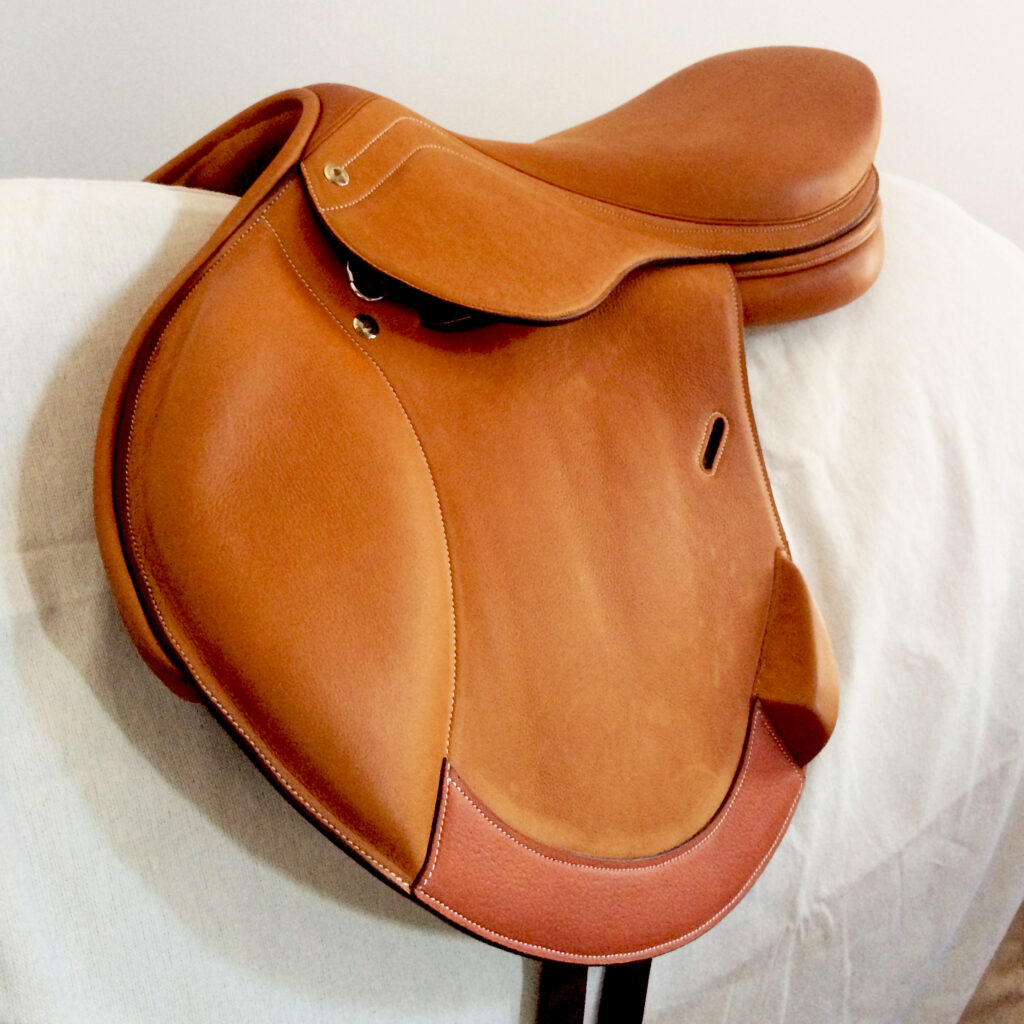 Selle d'équitation vue de trois-quarts avant