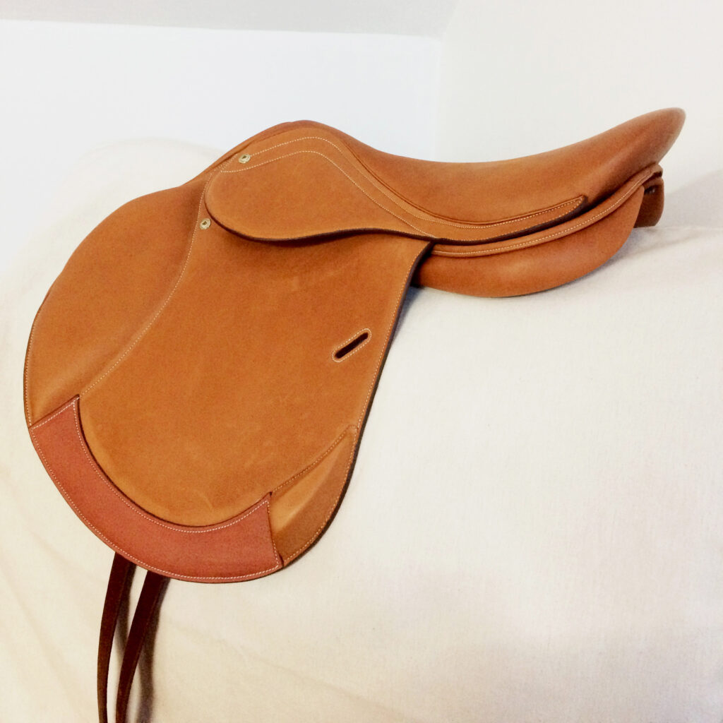 Selle d'équitation vue de trois-quarts arrière